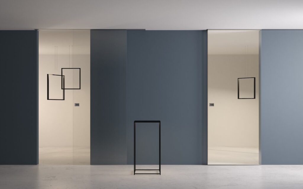 Foto Garofoli - Sistemi scorrevoli filomuro. Se ami il minimalismo ti piacerà la porta scorrevole tutto vetro con meccanismo Filomuro Wall
